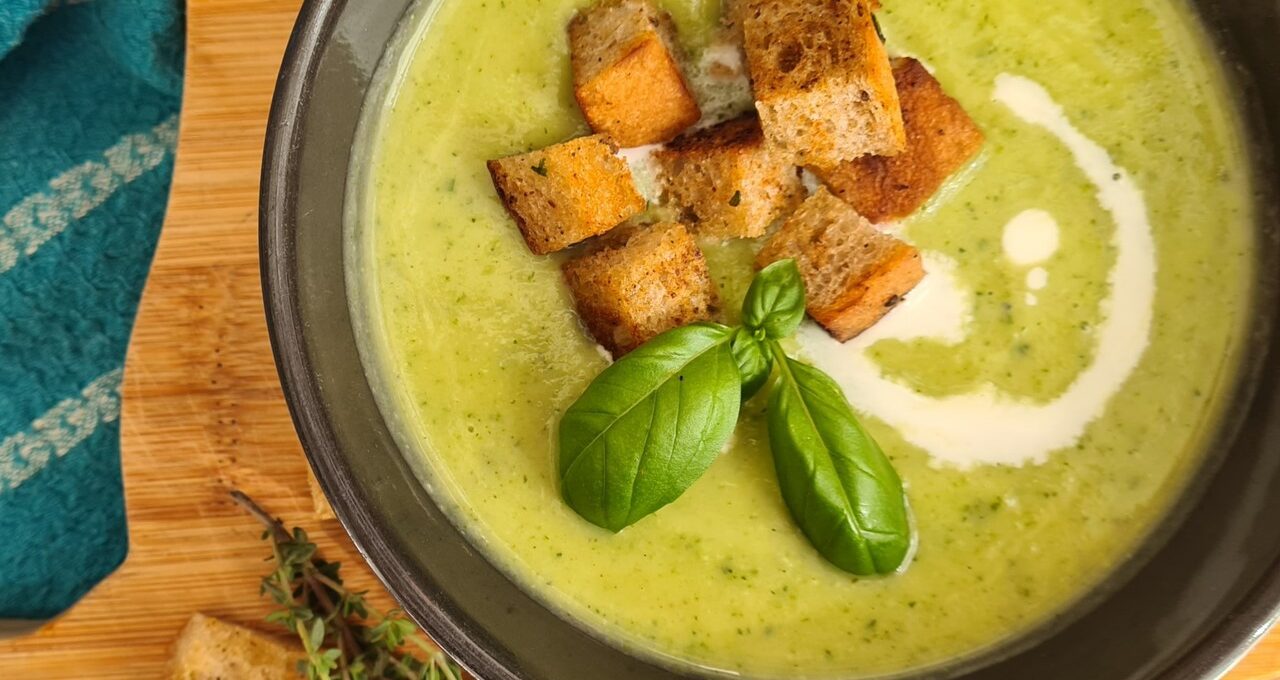 Cuketová polévka s krutony